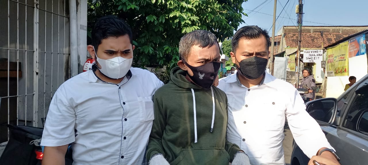 FD saat diringkus polisi di dekat kontrakannya Sidoarjo.