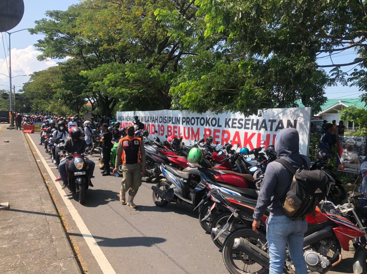 Kepadatan yang terjadi akibat tes SWAB di penyekatan Suramadu