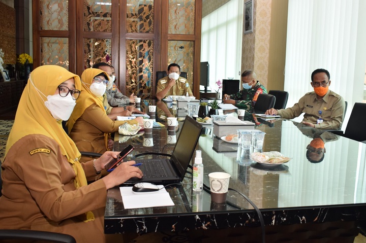 Bupati Yes saat memimpin rapat terbatas dengan Dandim, Kapolres dan jajaranya. SP/MUHAJIRIN KASRUN