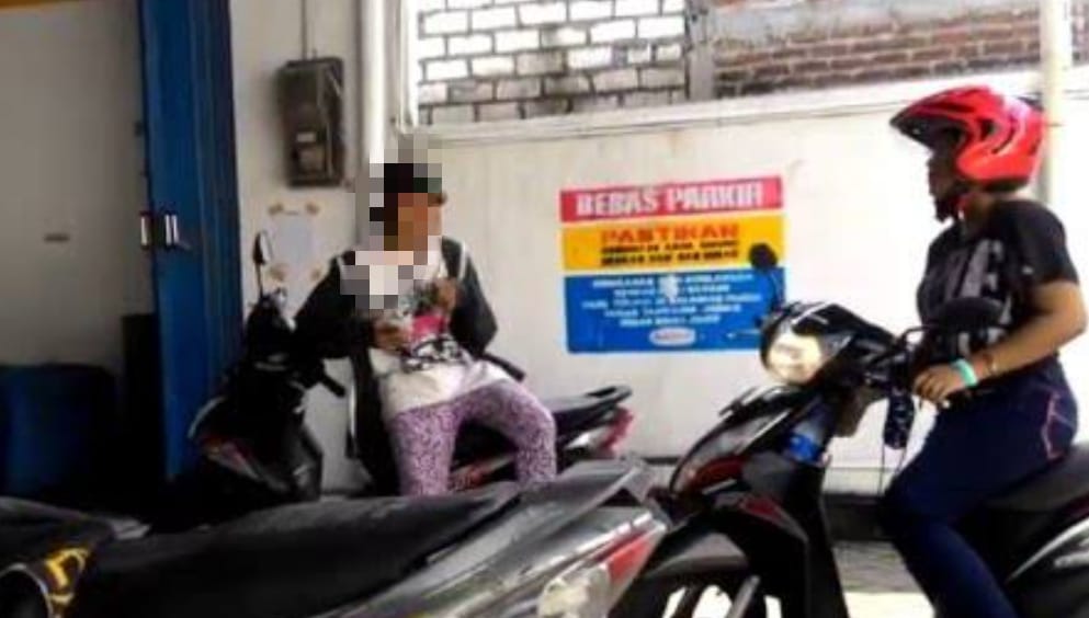 Meski jelas ada tulisan Bebas Parkir, tukang parkir di Indomaret ataupun Alfamart bebas memunguti uang parkir ke pembeli. SP/TIM
