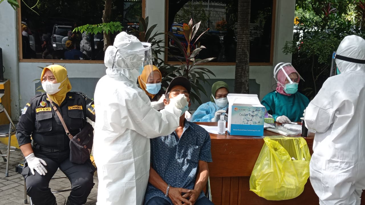 pedagang yang di tes SWAB di Puskesmas Gayungan.  SP/ANGGADIA MUHAMMAD
