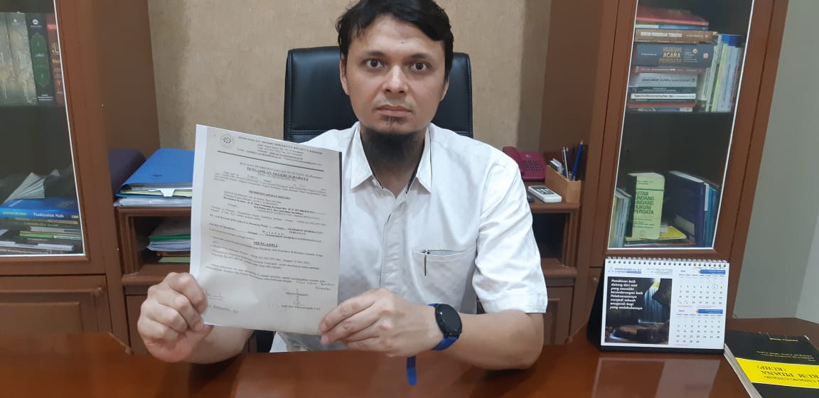 Pengacara Ridwan Rachmat selaku kuasa hukum nasabah Jacky menunjukkan relaas putusan pengadilan.SP/BUDI MULYONO.