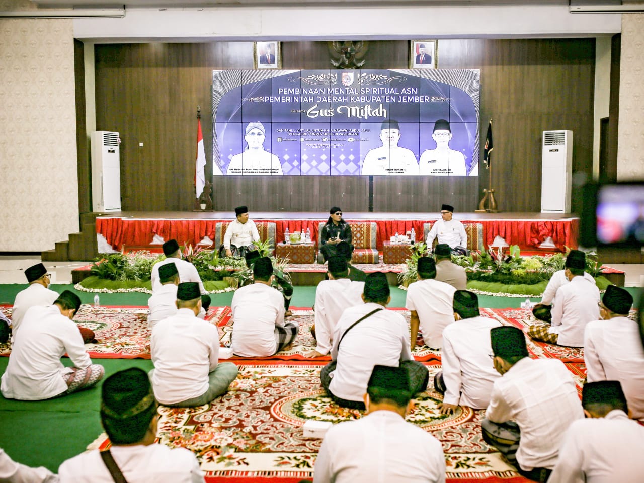Gus Miftah mengisi Tausiah kepada para kepala Organisasi Perangkat Daerah (OPD) Kabupaten Jember, Senin (14/6/2021). SP/DIK