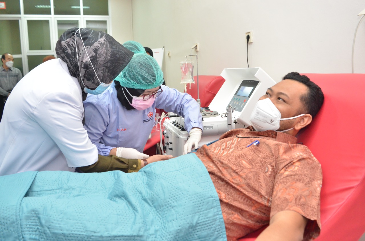Bupati Fandi Akhmad Yani saat mendonorkan darahnya di UTD PMI Gresik.  