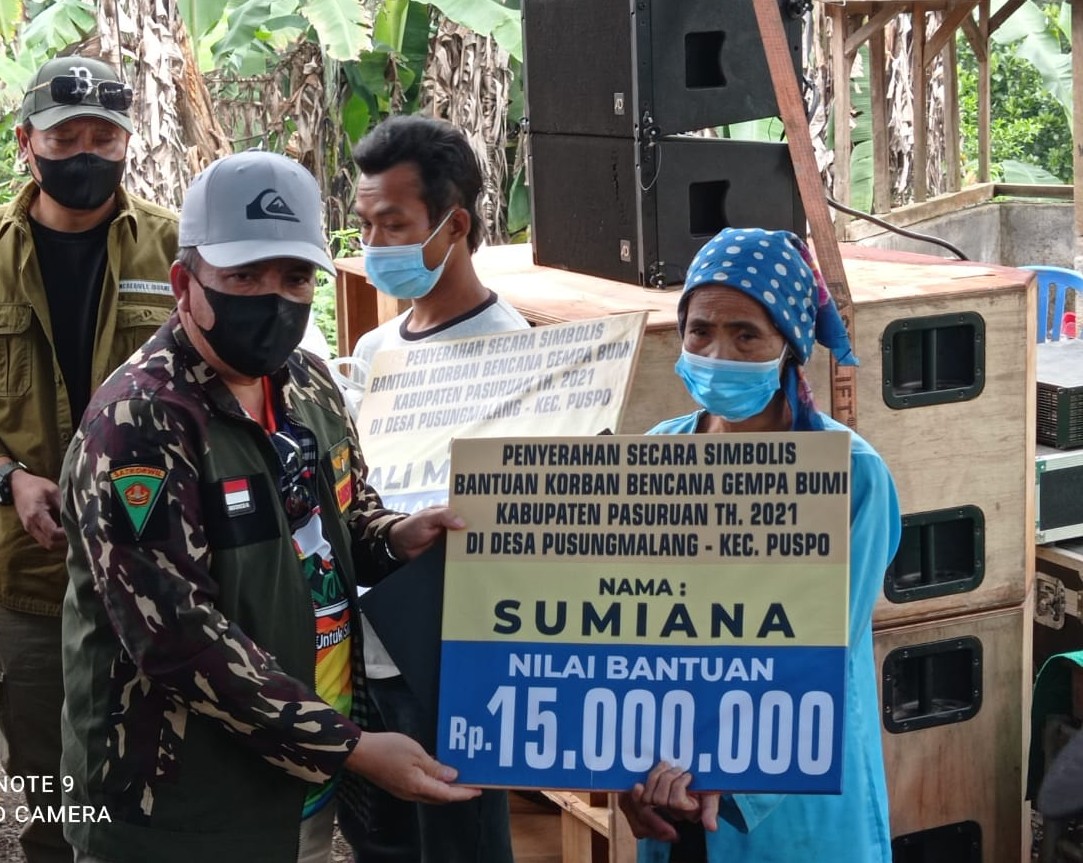 Bupati serahkan bantuan secara simbolis. SP/DIR