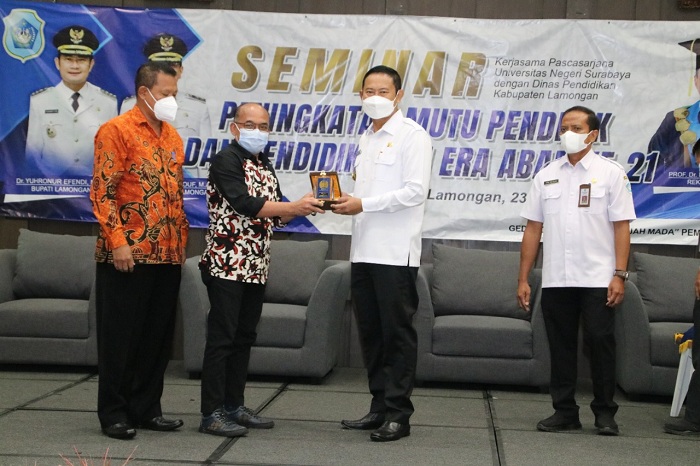 Bupati Yes saat menyerahkan plakat ke narasumber dalam seminar pendidikan. SP/MUHAJIRIN KASRUN
