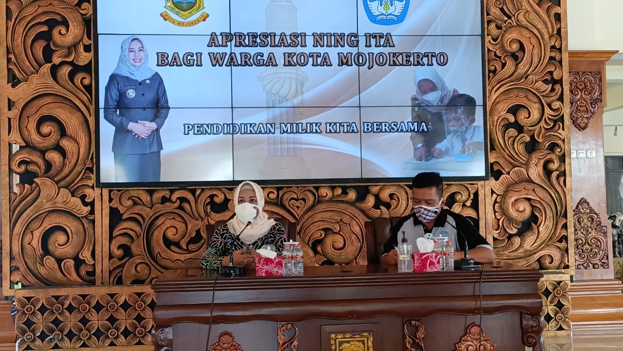 Wali Kota Mojokerto, Ika Puspitasari saat berdialog dengan 24 wali murid.SP/Dwy Agus Susanti