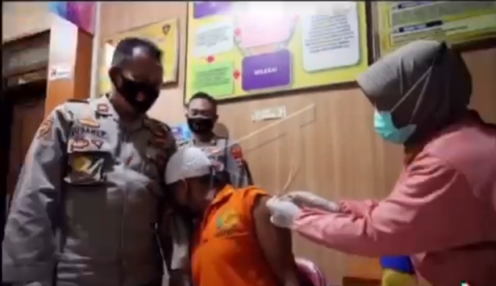 Seorang tahanan ketika akan di vaksin sangat ketakutan, yakni Mt 35 tersangka narkoba. SP/LES