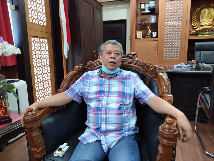 Ketua DPRD Jawa Timur Kusnadi tetap ngantor meski banyak ASN yang kerja di rumah, Selasa (27/7/2021). SP/Riko Abdiono