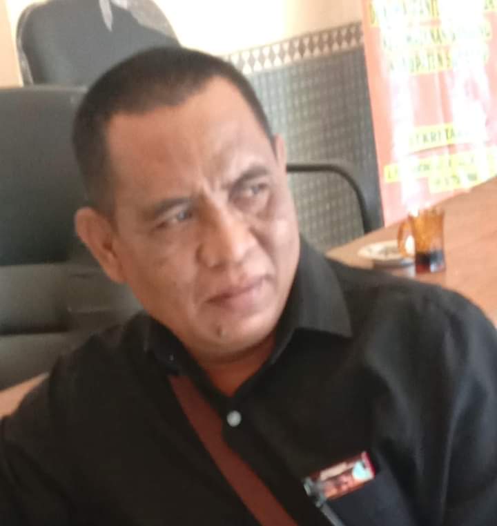 Anggota LMR RI Komda Sumenep Amiruddin diruang kerjanya (SP/Ainur Rahman)