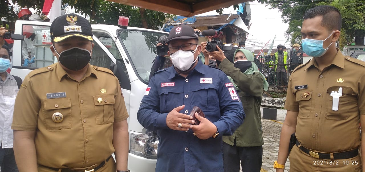  Bupati Jember Hendy Siswanto melepas tiga unit gunner hari pertama di Unit Markas PMI Kabupaten Jember, Senin (2/8/2021) pagi. SP/DIK