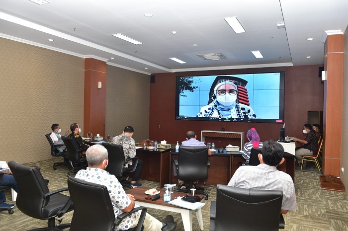 Bupati dan jajaranya saat mengikuti rapat secara virtual progres sertifikasi aset. SP/MUHAJIRIN KASRUN