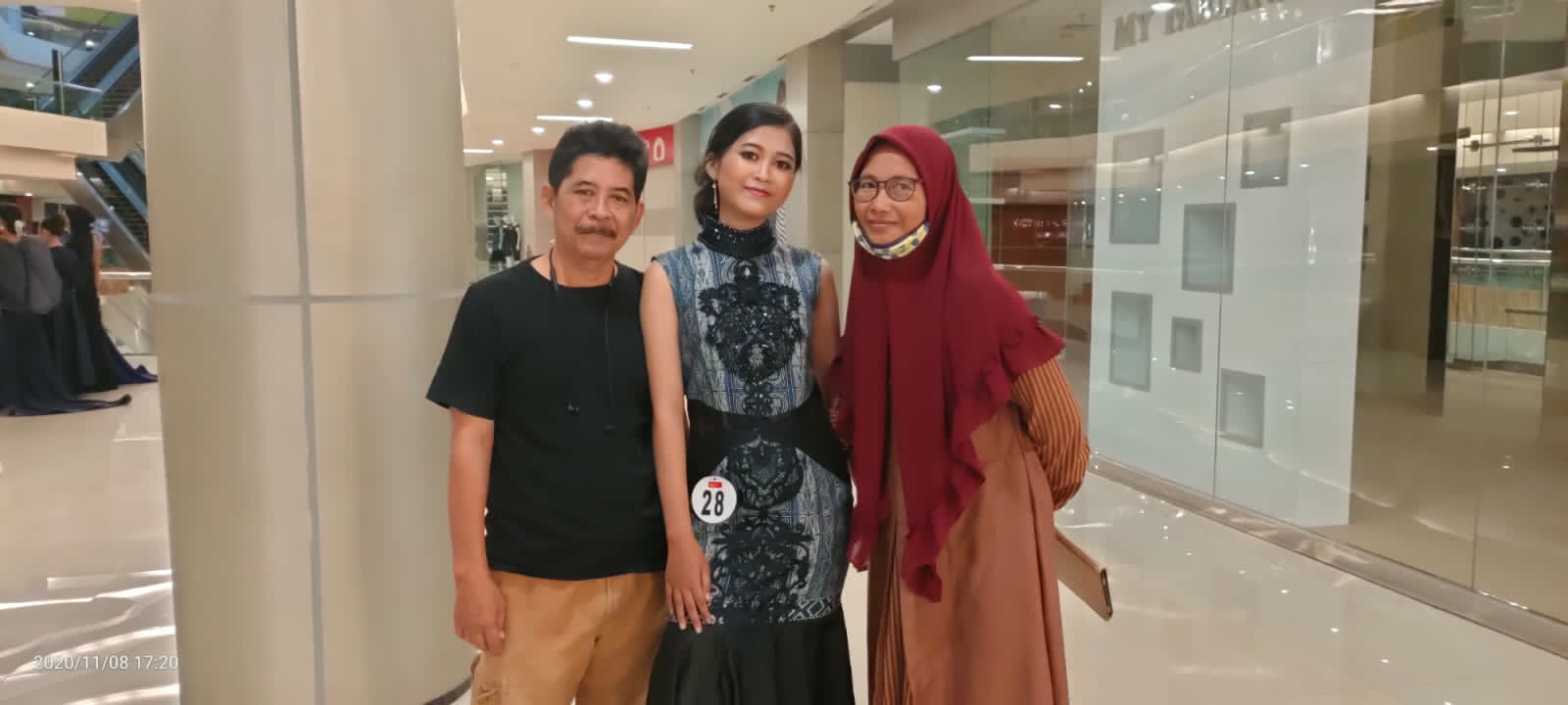 Moh.Hasan SH, MH , ketua lembaga bantuan Hukum (LBH) Indonesia Lanyalla Center (ILC) saat bersama keluarganya. SP/Istimewa)