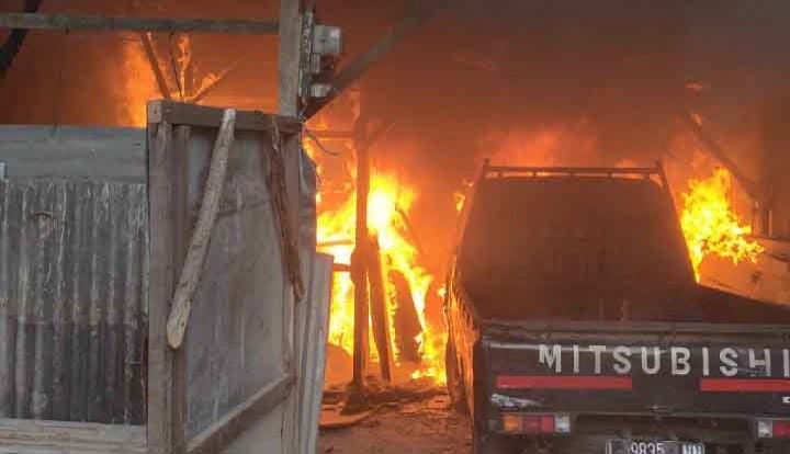 Kebakaran di gudang kayu dan cafe Menthok di Benowo Surabaya.