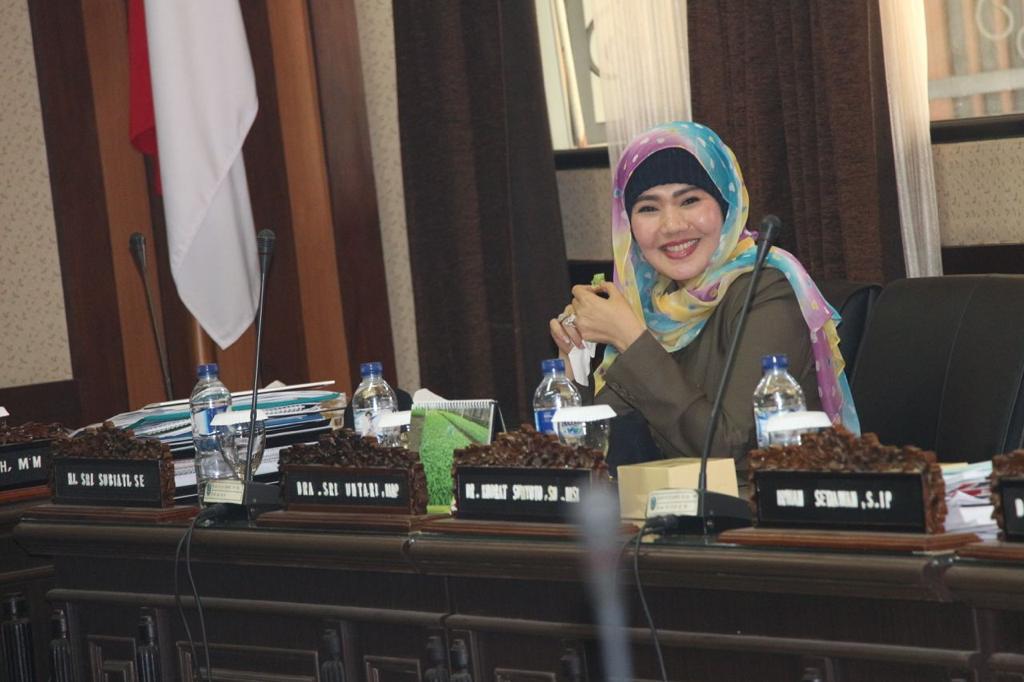 Hj Sri Subiati atau biasa disapa Bu Anti, Bendahara DPD Partai Demokrat Jawa Timur.