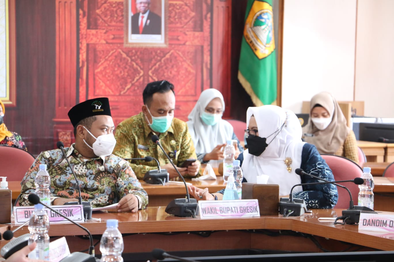 Bupati Gus Yani dan Wabup Aminatun Habibah berdiskusi serius di tengah rapat evaluasi PPKM, keduanya didampingi Kadinkes drg Saifudin Ghozali (tengah).SP/GRS