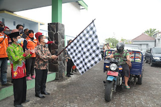 Bupati Lumajang Thoriqul Haq saat melepaskan bantuan beras di GOR Wirabhakti Lumajang, Kamis (12/08/2021). SP/LIM