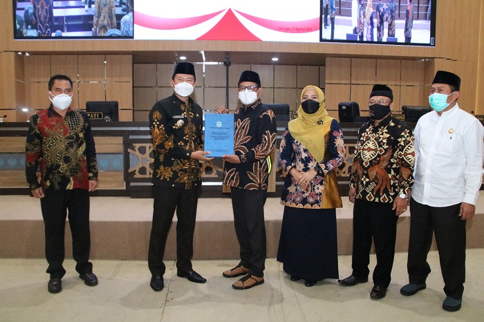 Bupati saat memberikan nota Nota Rancangan Perubahan Kebijakan Umum APBD (PKUA) dan Perubahan P-PPAS. SP/MUHAJIRIN KASRUN