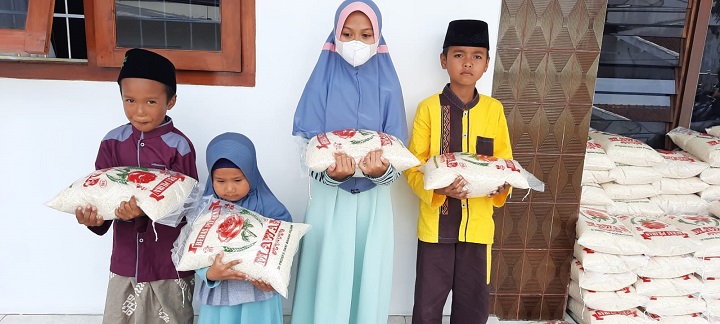 Anak Yatim Piatu di Pulau Bawean yang menerima bantuan beras dari politisi Partai Demokrat, Kamis (19/8/2021). SP/Riko Abdiono