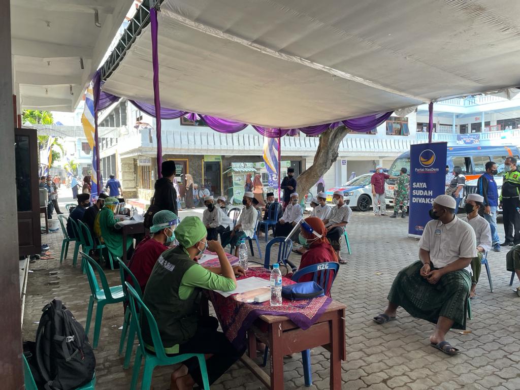Pelaksanaan vaksinasi yang digelar Partai Nasdem di Ponpes Zainul Hasan Genggong, Probolinggo, kemarin.