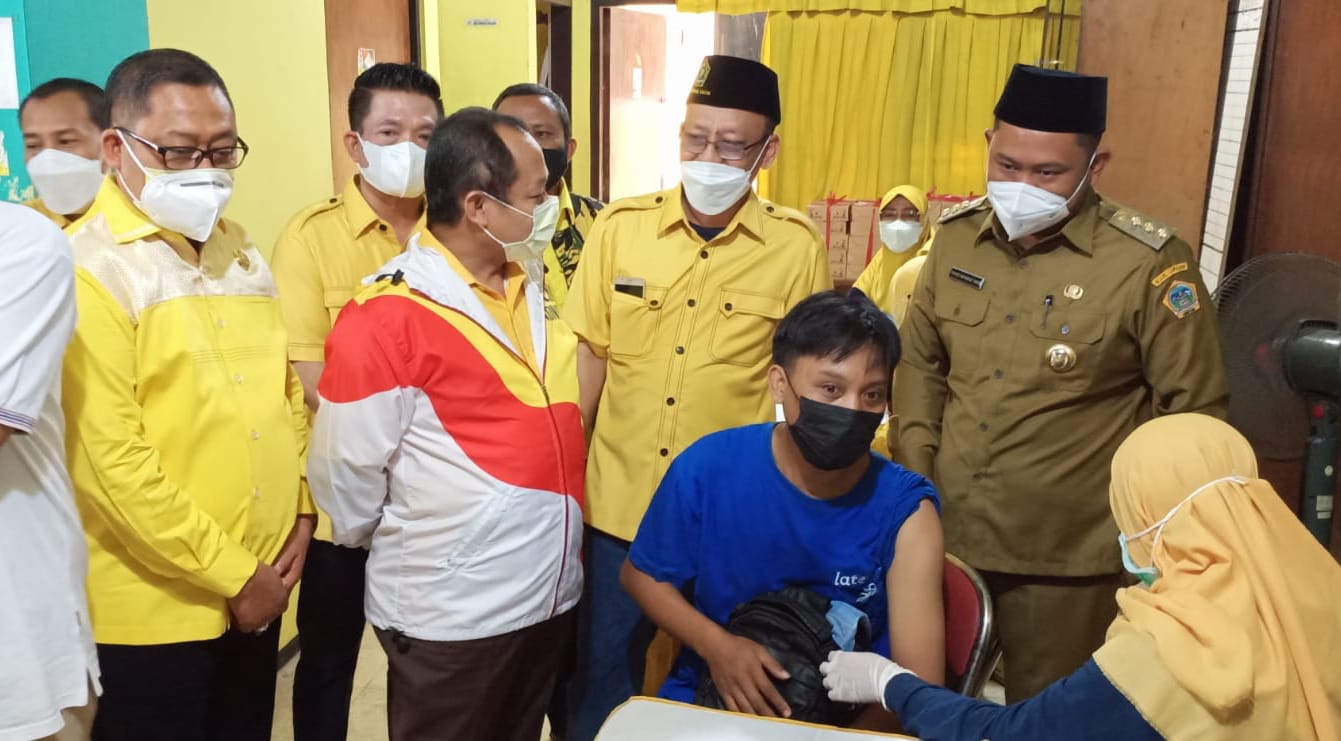 Bupati Gus Yani, Ketua DPD Golkar Jatim Muhammad Sarmuji, Ketua DPD Golkar Gresik Ahmad Nurhamim dan Ketua Fraksi Golkar DPRD Jatim Kodrat Sunyoto saat menyaksikan kegiatan vaksinasi di kantor DPD Golkar Gresik.SP/GRS
