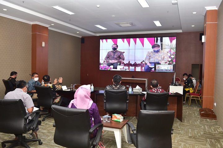 Bupati bersama jajaran saat menyimak sambutan Presiden Joko Widodo dalam Rakornas. SP/MUHAJIRIN KASRUN