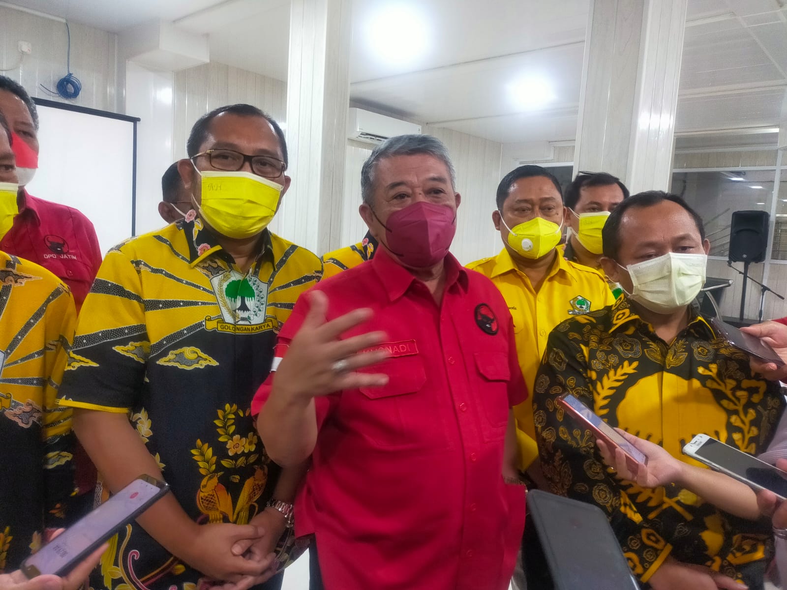Ketua DPD PDI-P Jatim Kusnadi saat menerima Ketua DPD Partai Golkar Sarmuji dan sejumlah pengurus harian di Surabaya, Jumat (27/8/2021).