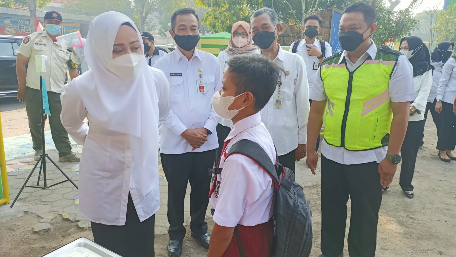 Bupati Mojokerto Ikfina Fahmawati saat meninjau pelaksanaan PTM di sekolah SDN 1 Banjaragung, Kecamatan Puri, Rabu (1/9/2021).SP/Dwy AS