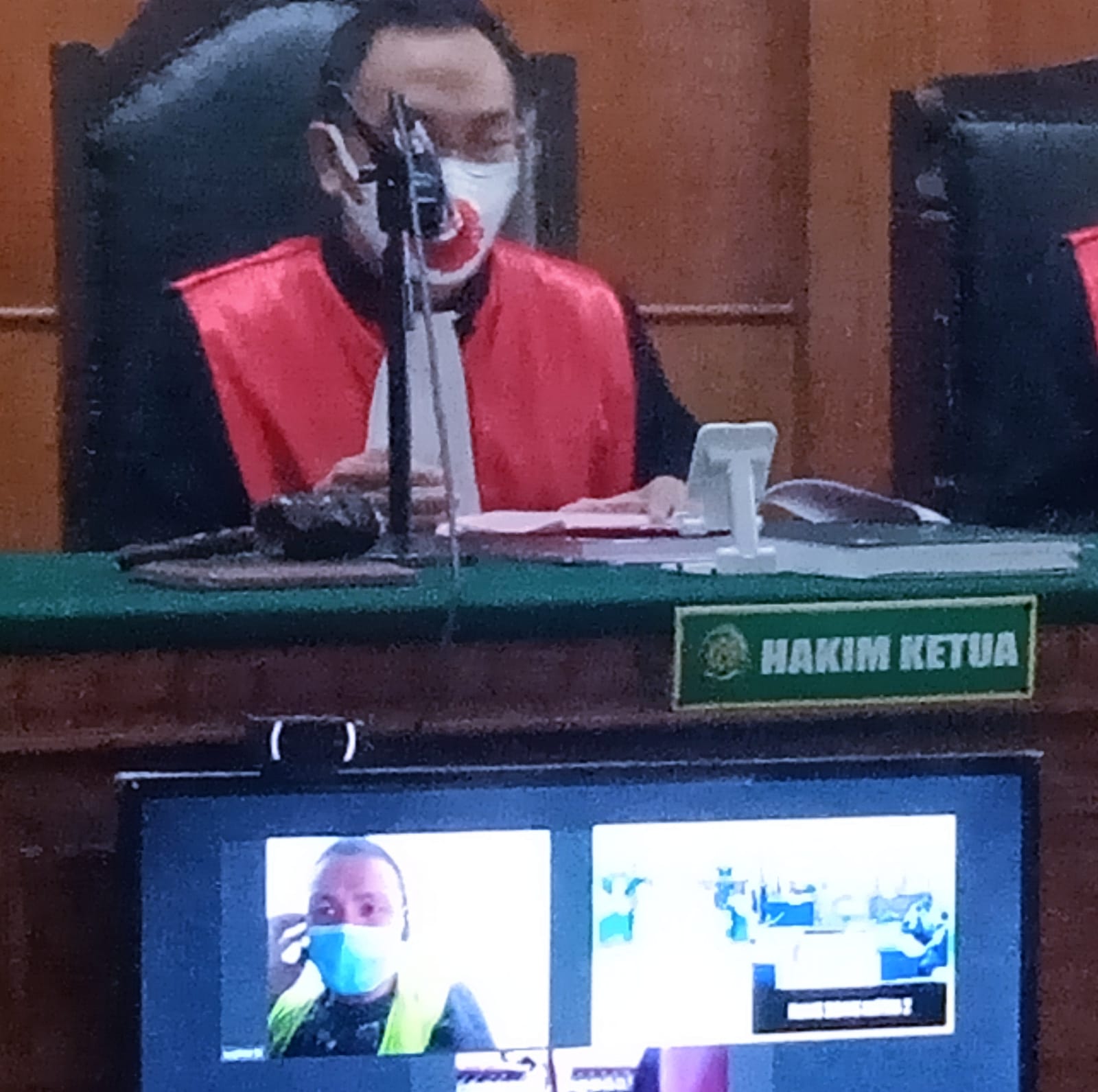 Terdakwa Eren bin Alai, menjalani sidang diruang Kartika PN.Surabaya, secara online Rabu (01/09/2021). .SP/BUDI MULYONO.