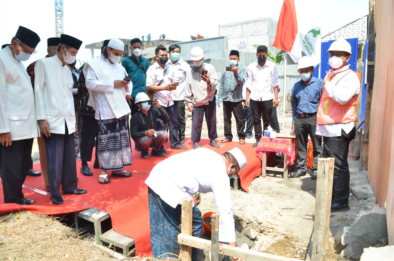 Bupati Gus Yani disaksikan pengurus MUI Gresik melakukan peletakan batu pertama pembangunan kantor MUI di kompleks Masjid Agung Gresik. SP/GRS