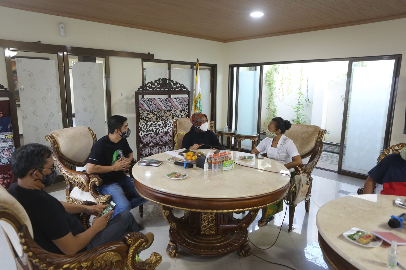 Dialog bersama Ning Ita di Ruang Sabha Pambojana Rumah Rakyat, Minggu (12/9/21).  SP/Dwy AS