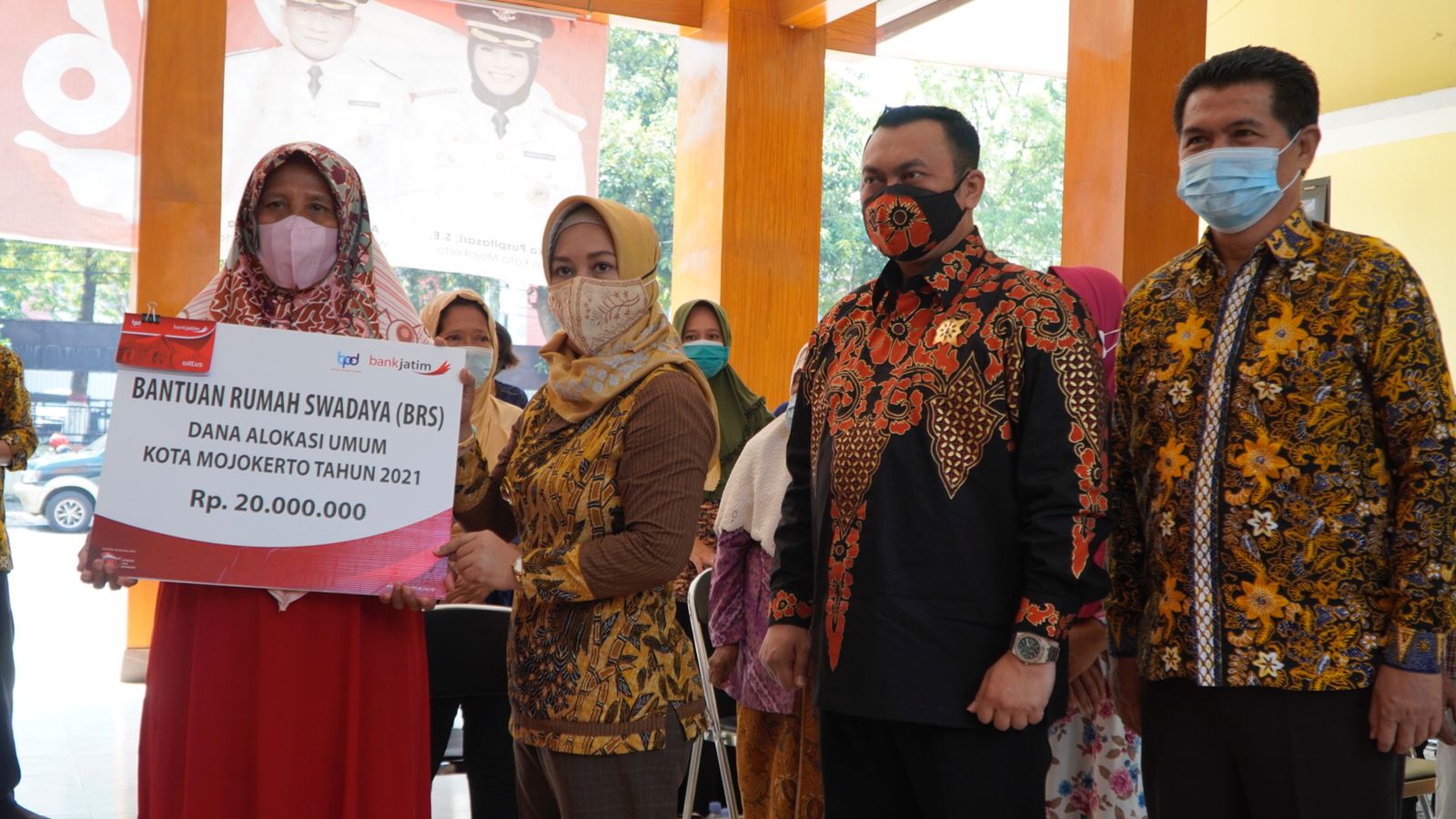 Wali Kota Mojokerto, Ika Puspitasari saat serah terima buku tabungan program Bantuan Rumah Swadaya (BRS) tahun anggaran 2021 di Kecamatan Prajurit Kulon, Kamis (16/9) pagi. SP/Dwy AS