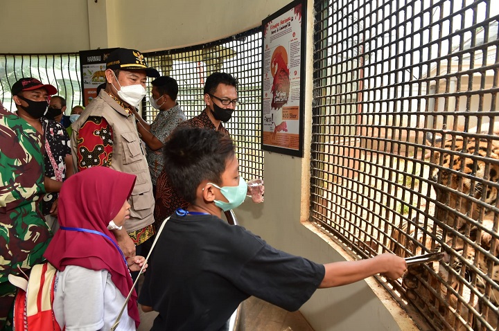 Para anak yatim piatu tengah memberikan makan ke satwa saat diajak berlibur di wisata Maharani zoo. SP/MUHAJIRIN KASRUN