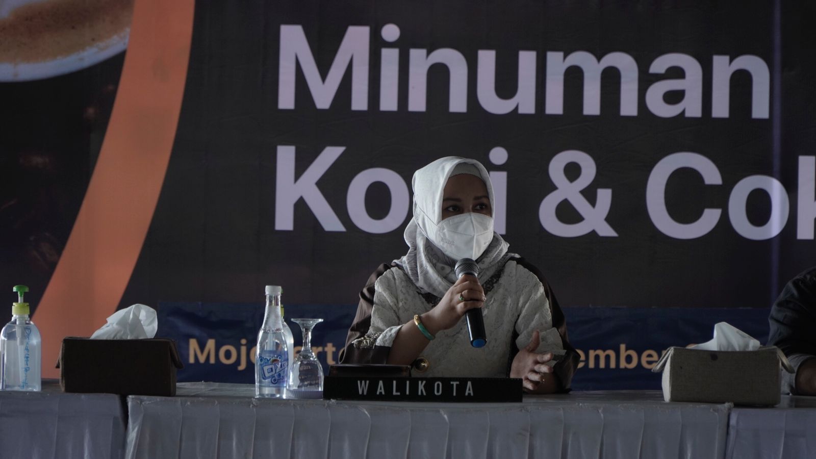 Wali Kota Mojokerto, Ika Puspitasari saat membuka inkubasi wirausaha minuman kopi dan cokelat di Rest Area Gunung Gedangan. SP/Dwy Agus Susanti