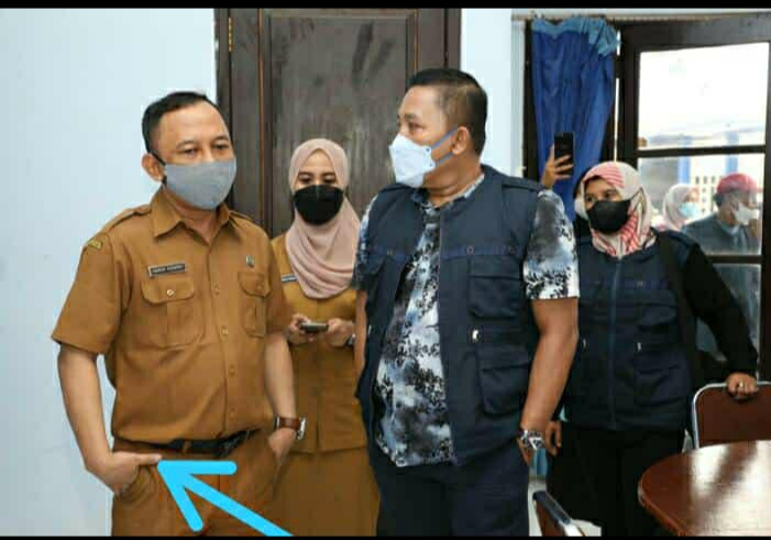 Sikap Plt Infokom Sampang saat berhadapan dengan Bupati jadi sorotan. SP/GAN