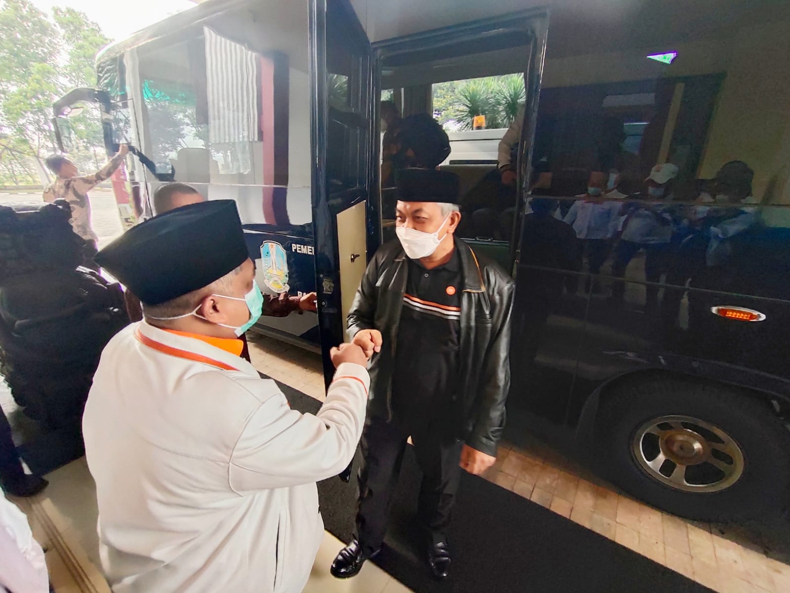 Presiden PKS Ahmad Syaikhu disambut Ketua DPW PKS Jatim Irwan Setiawan di Bandara Juanda, Jumat 24/9/2021.
