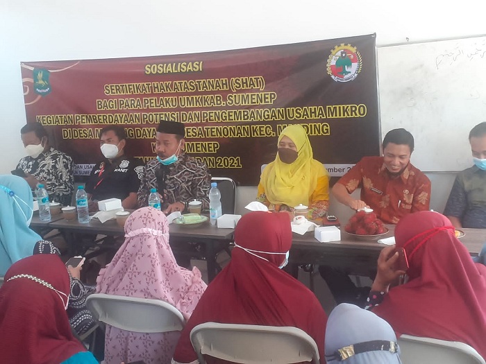 Kepala Dinas  Koperasi dan Usaha Mikro. Drs. Ec. Sustono M.Si, MM (tengah) sedang menjelaskan pentingnya kepemilikan SHAT. (SP/ Ainur Rahman)