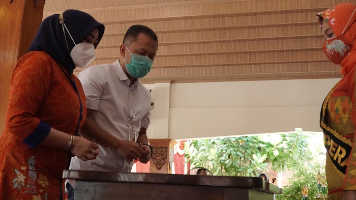 Kepala Diskopukmperindag Kota Mojokerto, Ani Wijaya dan Kepala BPJamsostek Cabang Mojokerto, Zulkarnain Mahading melakukan penandatanganan Nota Kesepahaman disaksikan langsung Wali Kota Mojokerto, Ika Puspitasari.SP/Dwy AS