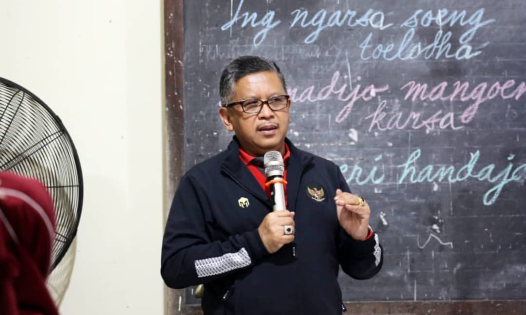 Sekjen PDIP, Hasto Kristyanto saat mengunjungi tempat sekolah Soekarno kecil di SDN Purwotengah, Kecamatan Kranggan pada Minggu (26/9/21) malam.SP/Dwy ASc
