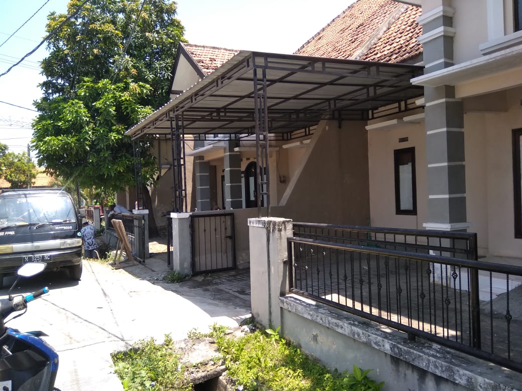 Salah rumah dinas dokter dijadikan parkir sepeda oleh pekerja proyek saluran drainase. SP/GAN