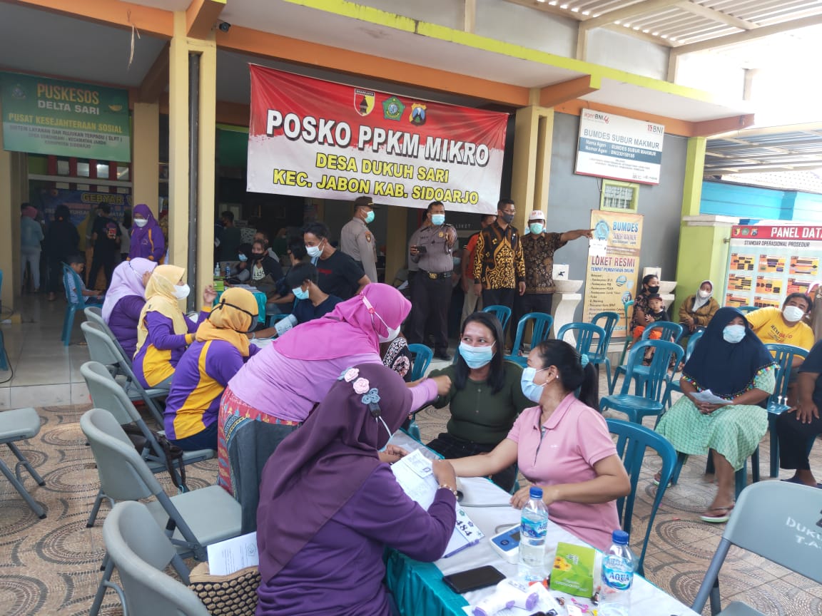 Gebyar Vaksinasi Covid-19 Dosis 1 dan 2 (Sinovac) di balai desa   Dukuhsari, Kecamatan Jabon, Kabupaten Sidoarjo, Kamis (30/9/22).
