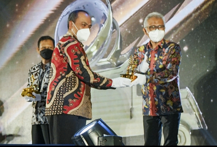 Direktur Produksi Semen Gresik Soni Asrul Sani saat menerima penghargaan dari Plh Sekretaris Ditjen Minerba Kementerian ESDM Sujatmiko di Jakarta. SP/IST