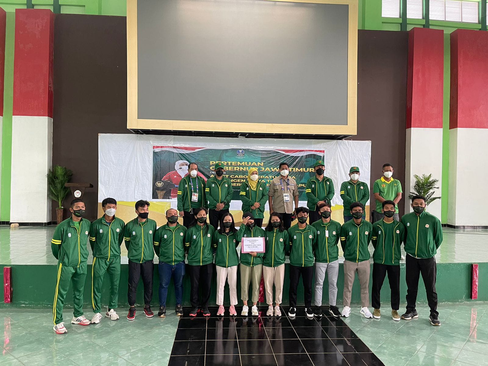 Forkopimda Jawa Timur  saat memberikan semangat bagi atlet-atlet kontingen Jawa Timur yang berlaga di PON XX Papua, Minggu (3/9/2021).