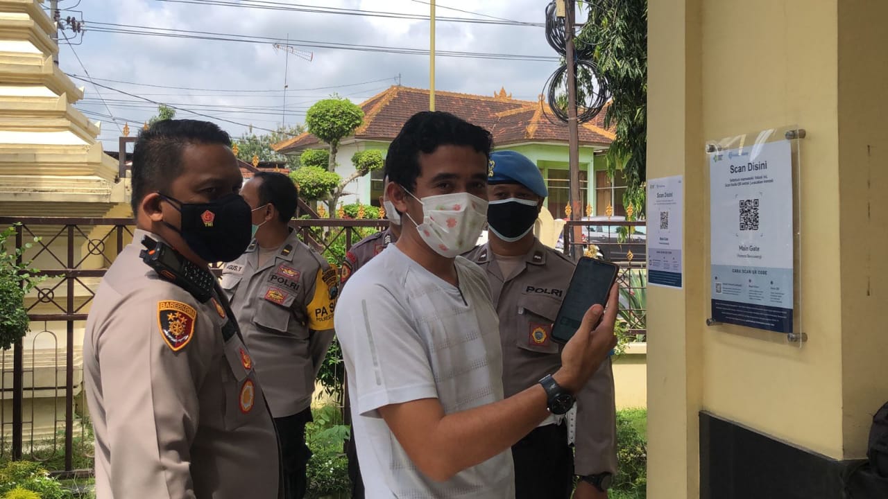 Pengunjung Polresta Banyuwangiyang masuk dan keluar Mapolresta Banyuwangi. Senin (4/11). SP/Humas Polresta Banyuwangi