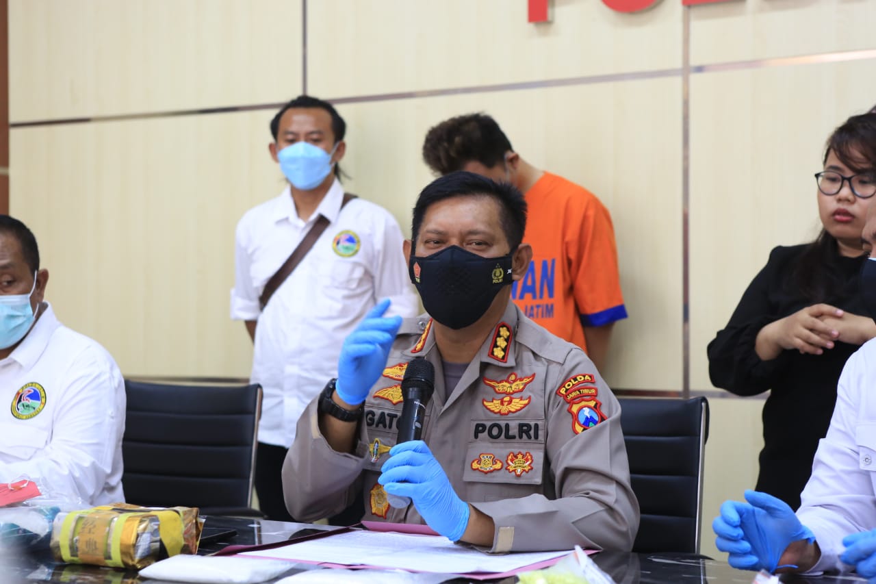 Kabid Humas Polda Jatim Kombes Pol Gatot Repli Handoko saat gelar konferensi pers di Polda Jatim, pada Senin (4/10/2021). 