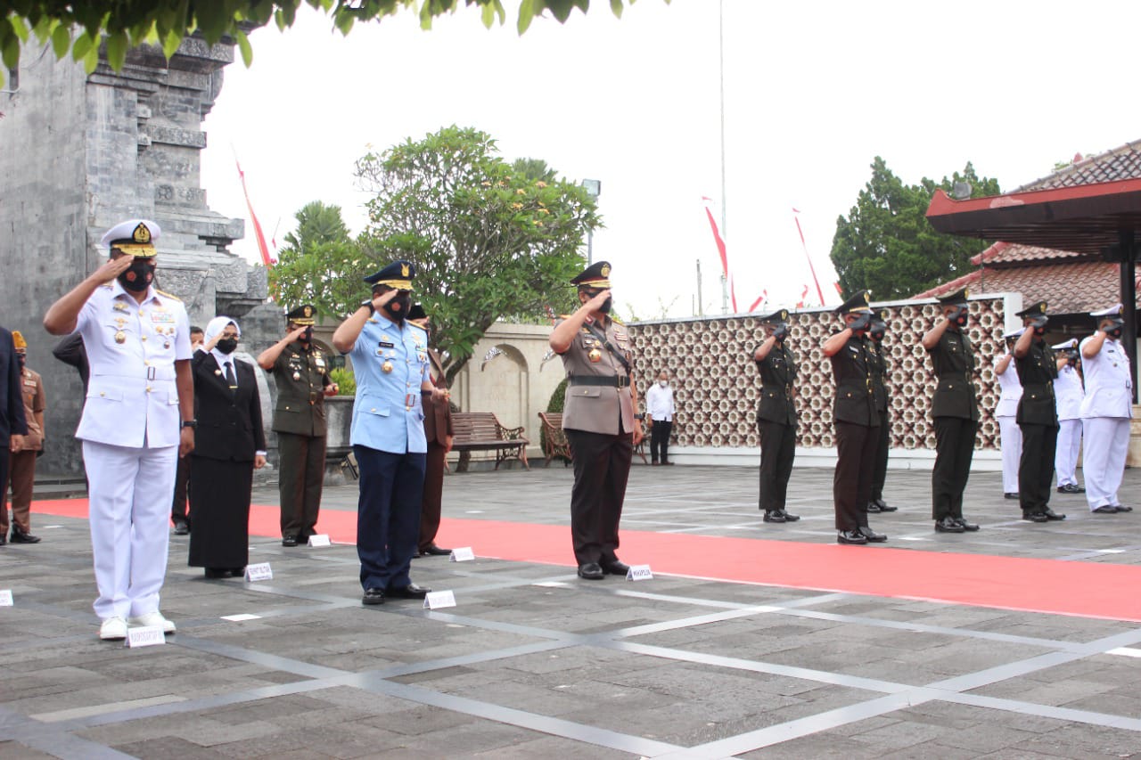 Upacara ziarah dalam rangka HUT TNI Ke-76 di objek wisata religi Makam Bung Karno di Kota Blitar, Senin (4/10/2021).SP/BLITAR