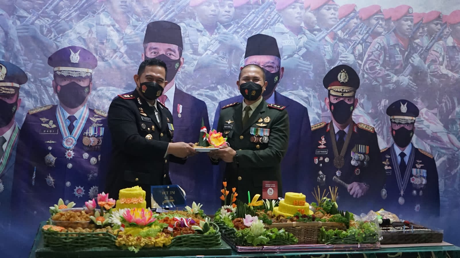Kapolres Gresik AKBP Mochamad Nur Azis memberikan sepiring nasi tumpeng ucapan Selamat HUT ke-76 TNI kepada Dandim 0817 Gresik Letkol Inf Taufik Ismail.SP/IST