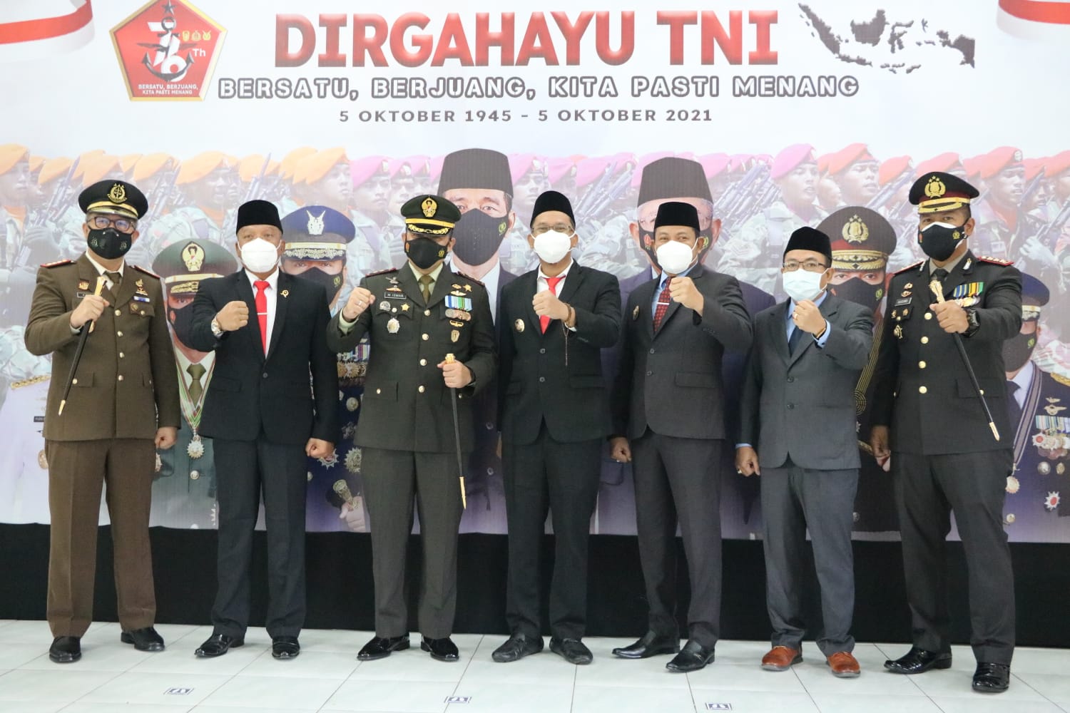Dandim 0816/Sidoarjo Letkol Inf M. Iswan Nusi bersama 
 Forkopimda mengikuti upacara peringatan Hari Ulang Tahun (HUT) TNI ke 76 tahun 2021 secara virtual yang dihubungkan ke Istana Presiden di Aula Makodim 0816/Sidoarjo, Selasa (5/10/2021). 