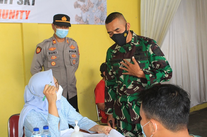 Kapolres AKBP Erick Frendriz, S.I.K., MSi bersama Komandan Kodim 0819 Pasuruan meninjau langsung vaksinasi kolaborasi di KUD Sumberejo, Kecamatan Sukorejo, Kabupaten Pasuruan pada Rabu (6/10/2021). SP