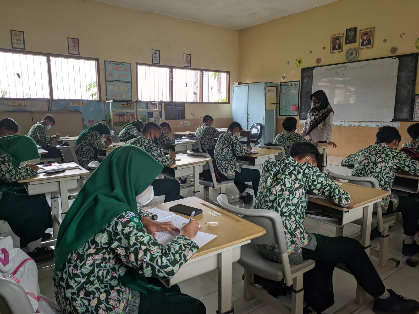 Dua tahun pelajar SMP Negeri 2 Puri Mojokerto belajar tanpa memiliki gedung sekolah.   SP/Dwi Agus Susanti